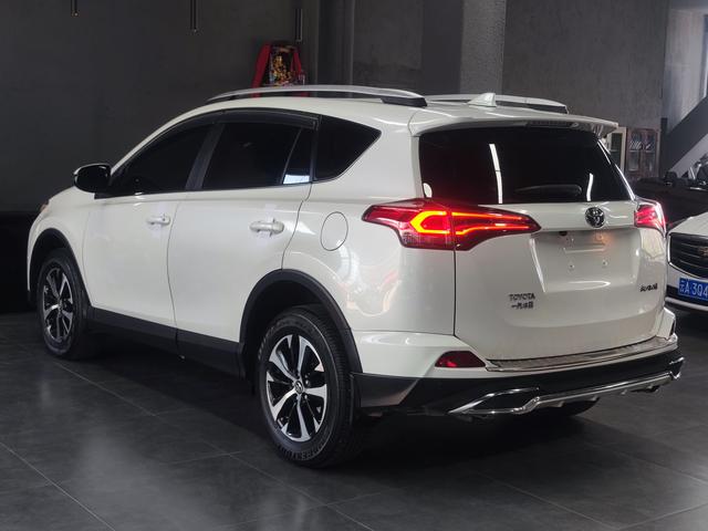Toyota RAV4 - фото 3
