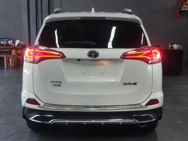 Toyota RAV4 - фото 4