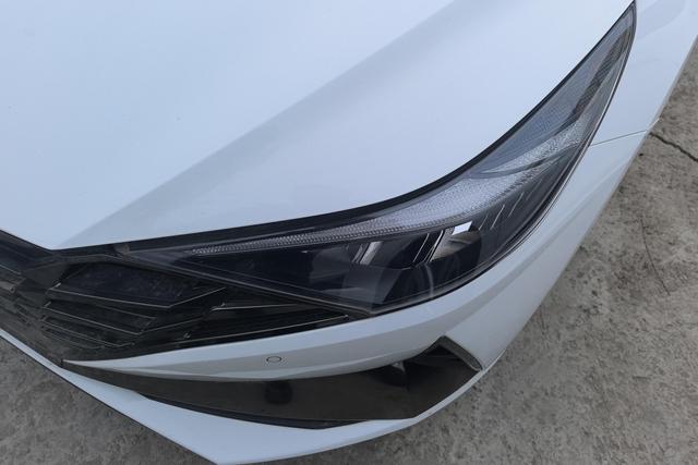 Hyundai Elantra - фото 1
