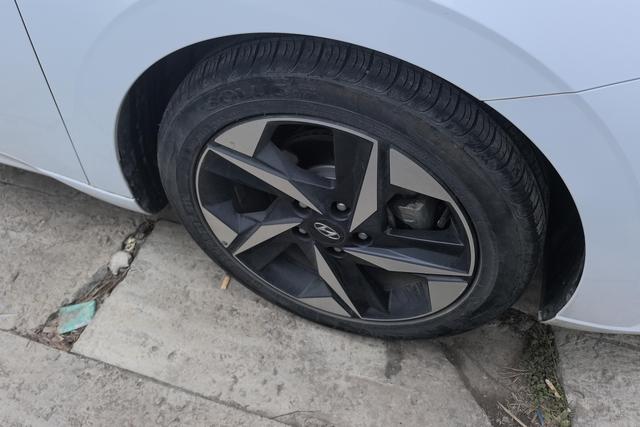 Hyundai Elantra - фото 4