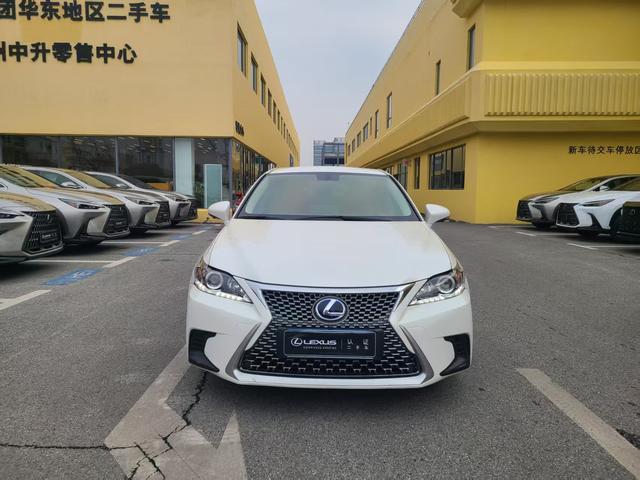 Lexus CT - фото 1