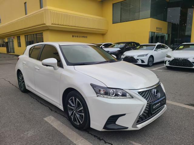 Lexus CT - фото 2
