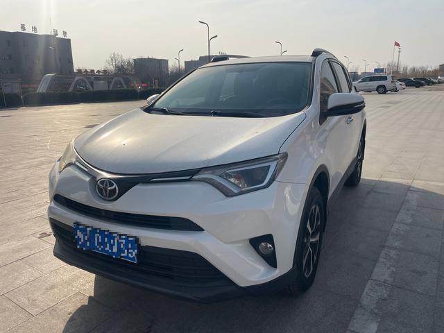 Toyota RAV4 - фото 0
