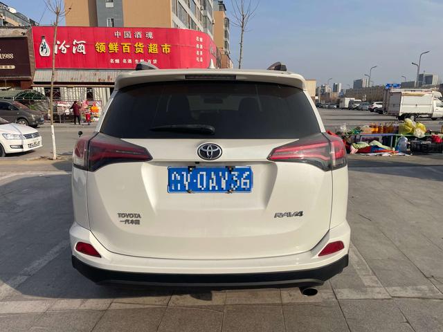 Toyota RAV4 - фото 1