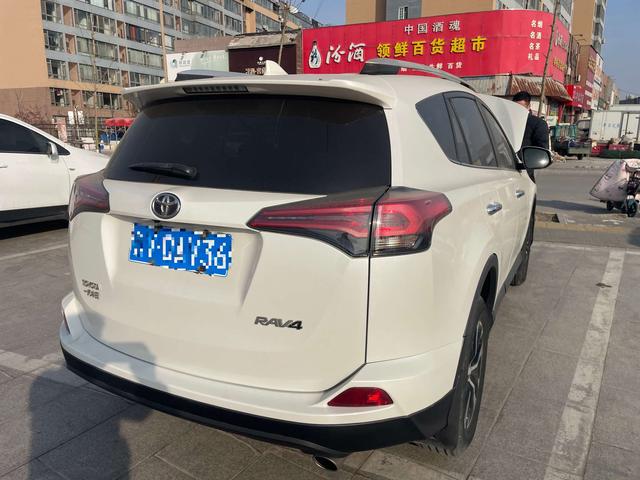 Toyota RAV4 - фото 2