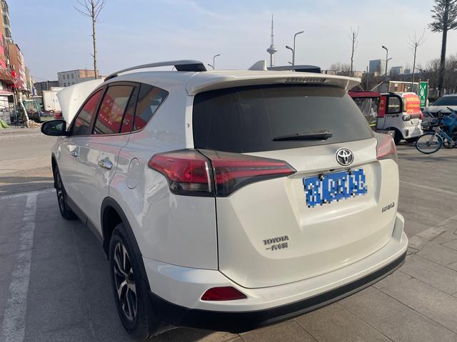Toyota RAV4 - фото 3