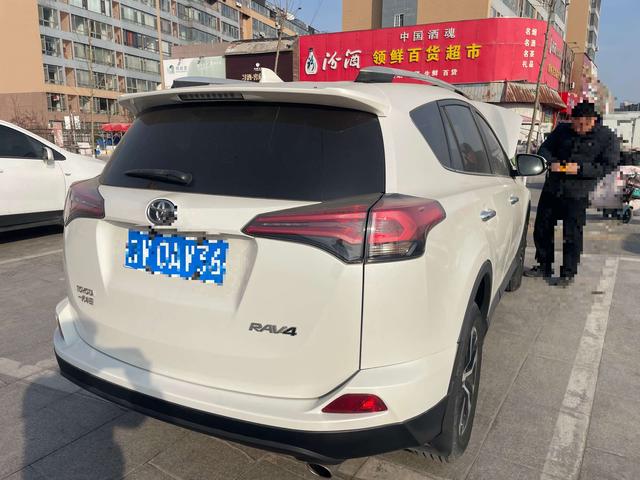 Toyota RAV4 - фото 4