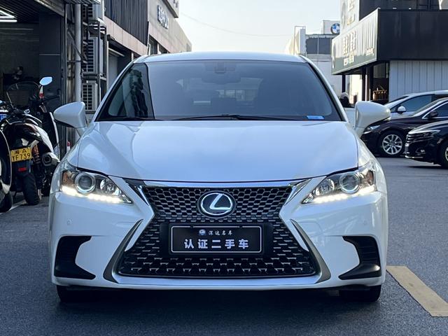 Lexus CT - фото 1