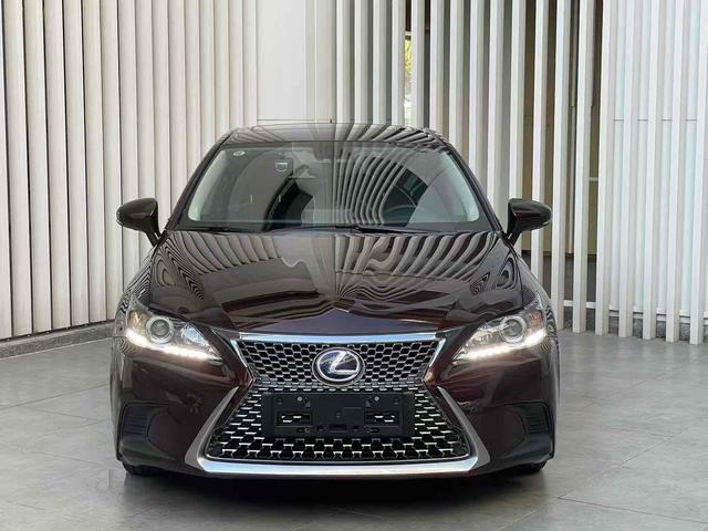 Lexus CT - фото 1
