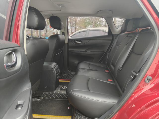 Nissan Tiida - фото 4