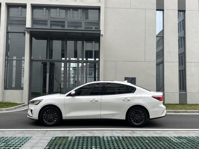 Ford Focus - фото 3