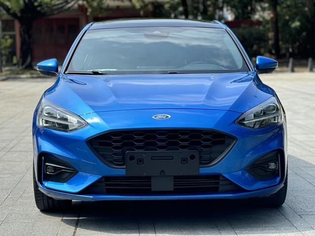 Ford Focus - фото 1