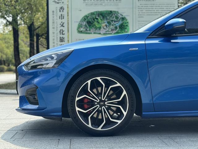 Ford Focus - фото 4