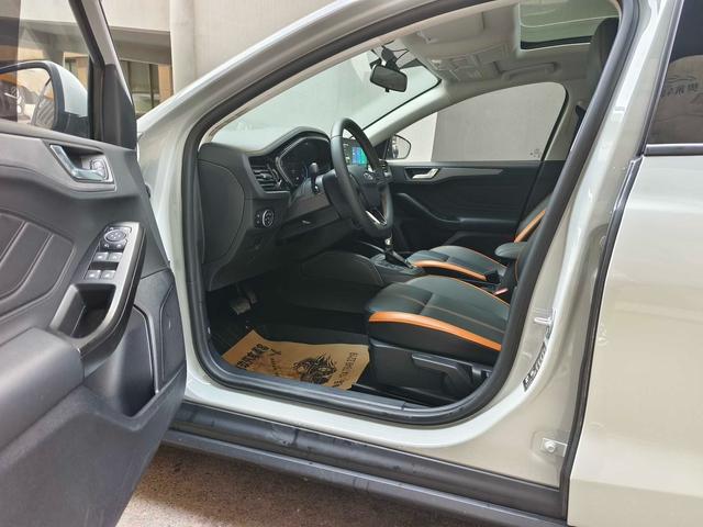 Ford Focus - фото 3