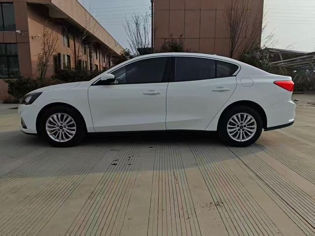 Ford Focus - фото 2
