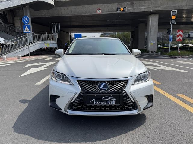 Lexus CT - фото 1