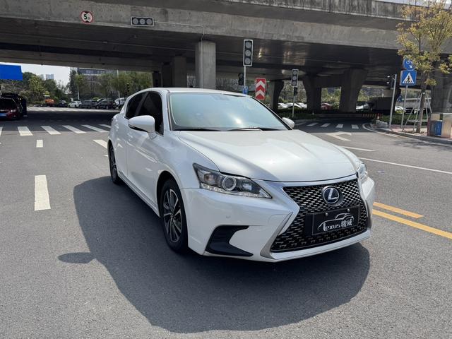 Lexus CT - фото 2