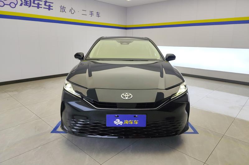 Toyota Camry - фото 1