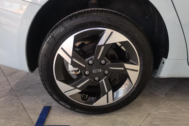 Geely Emgrand L Hi-P - фото 4