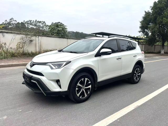 Toyota RAV4 - фото 0