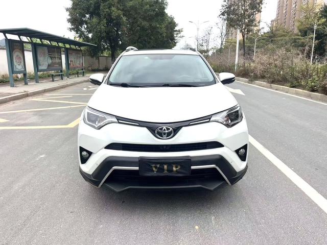 Toyota RAV4 - фото 1