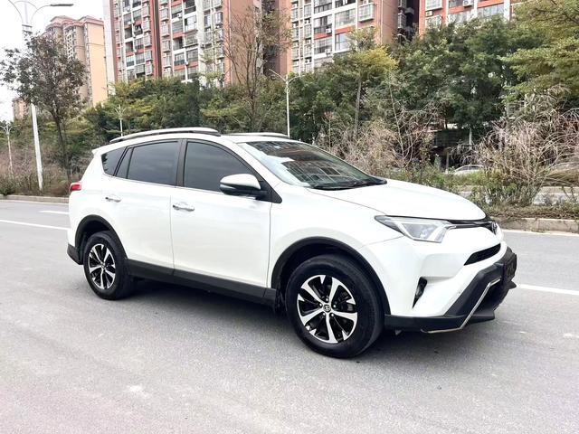Toyota RAV4 - фото 2