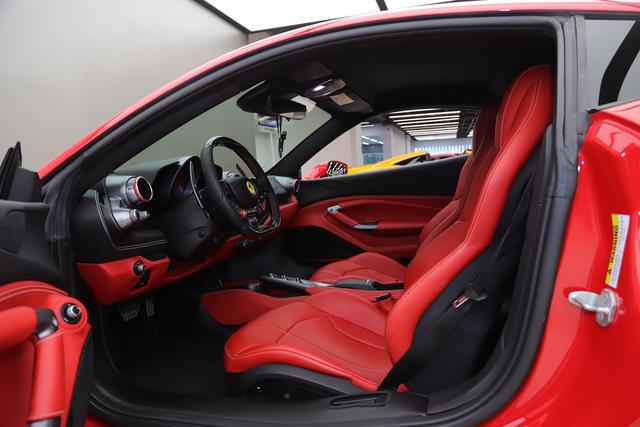 Ferrari F8 - фото 1