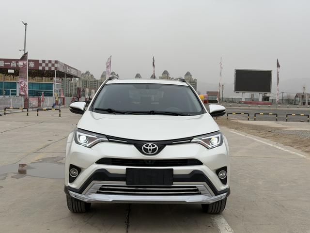 Toyota RAV4 - фото 1