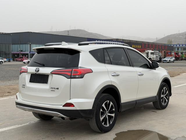 Toyota RAV4 - фото 3