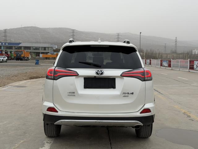 Toyota RAV4 - фото 4