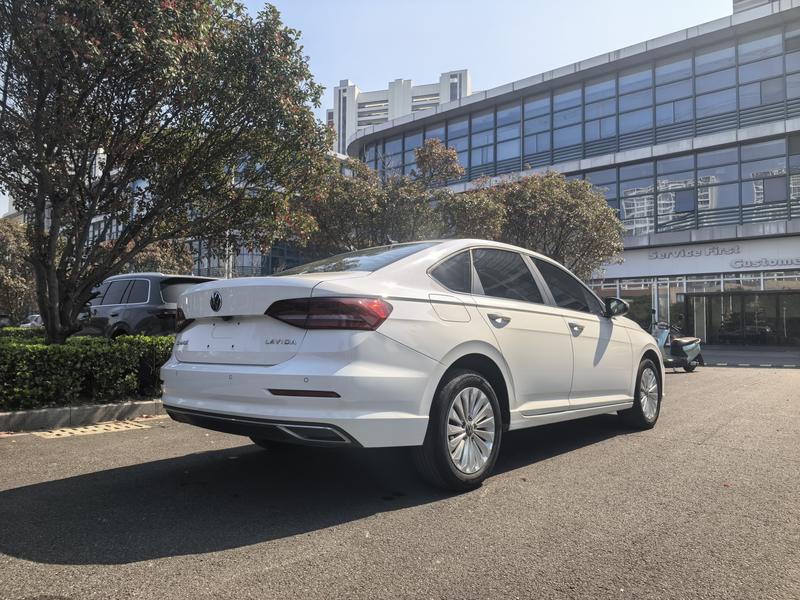 Volkswagen Lavida - фото 4
