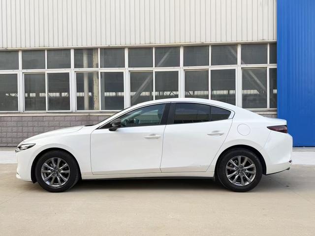 Mazda 3 Axela - фото 3