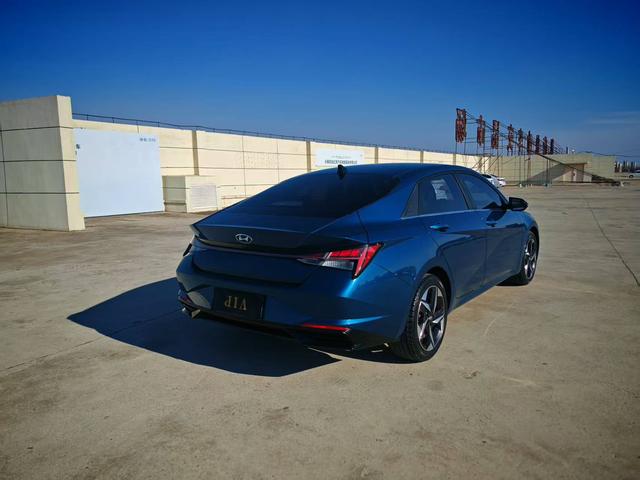 Hyundai Elantra - фото 3