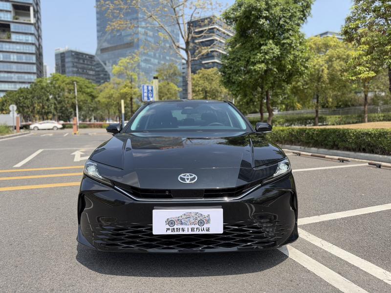 Toyota Camry - фото 1