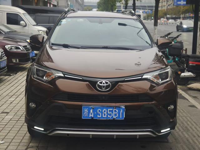 Toyota RAV4 - фото 1