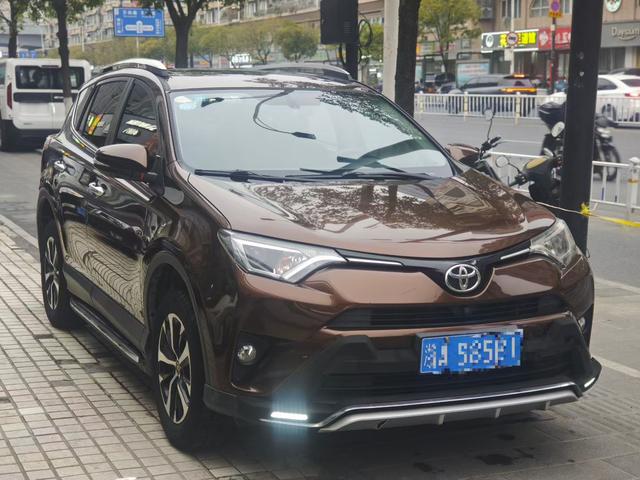 Toyota RAV4 - фото 2