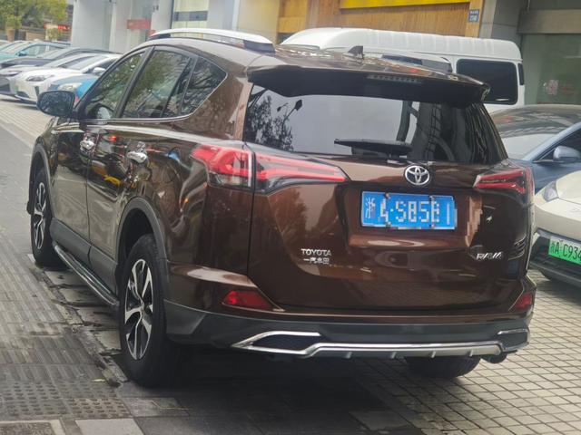 Toyota RAV4 - фото 3