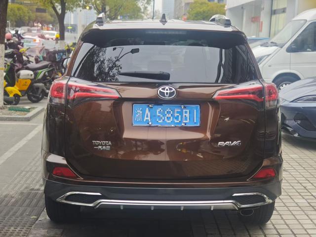 Toyota RAV4 - фото 4