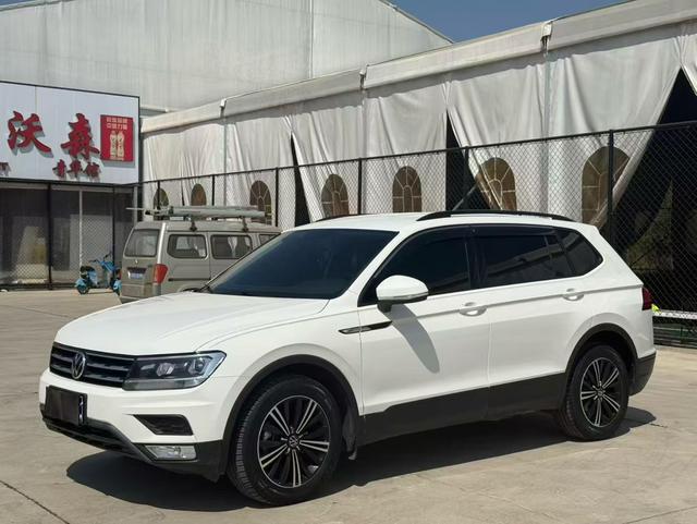 Volkswagen Tiguan L - фото 0