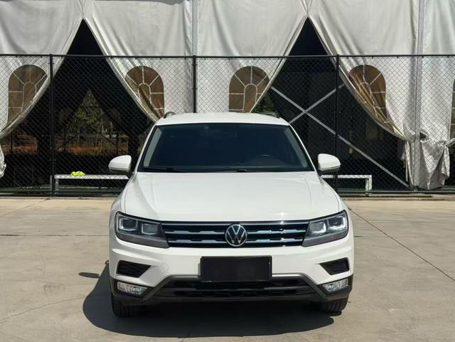 Volkswagen Tiguan L - фото 1