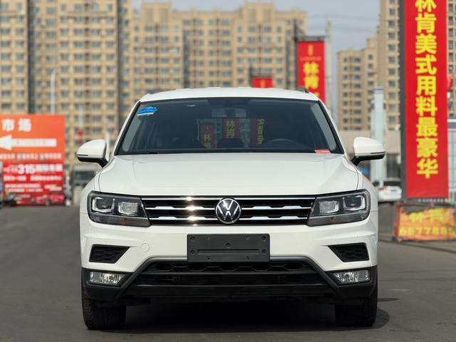 Volkswagen Tiguan L - фото 1