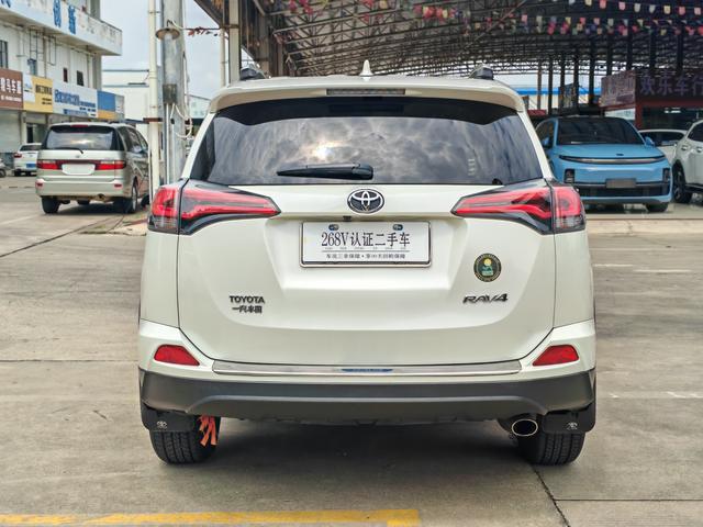Toyota RAV4 - фото 2