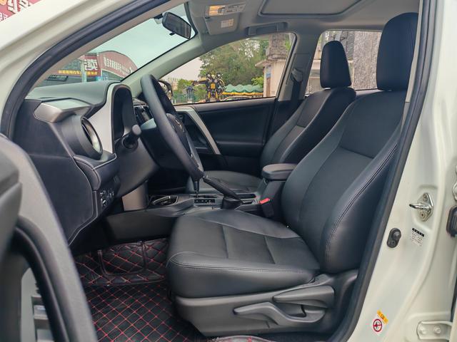 Toyota RAV4 - фото 4