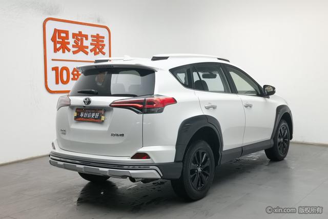Toyota RAV4 - фото 1