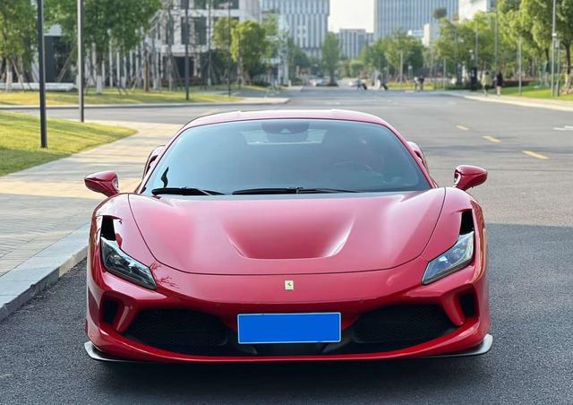 Ferrari F8 - фото 1