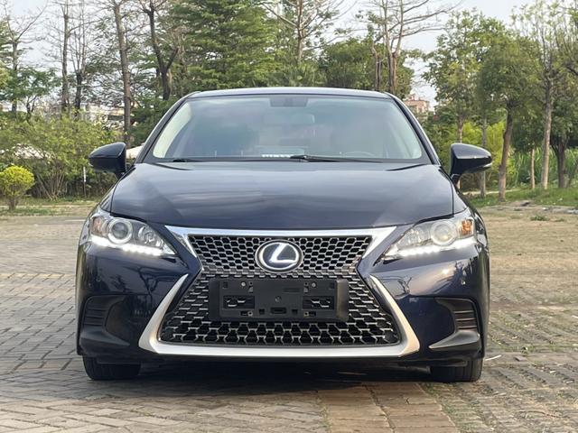 Lexus CT - фото 1