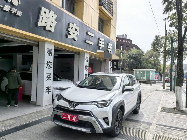 Toyota RAV4 - фото 0