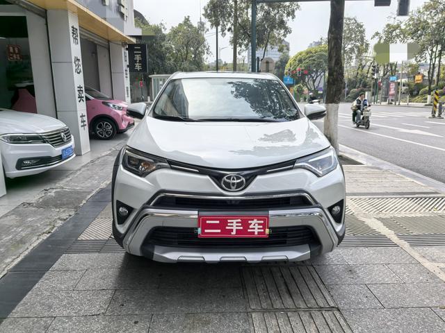 Toyota RAV4 - фото 1