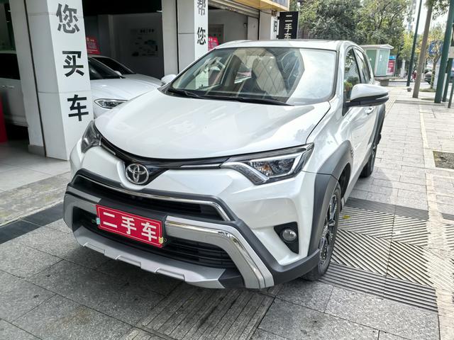 Toyota RAV4 - фото 2