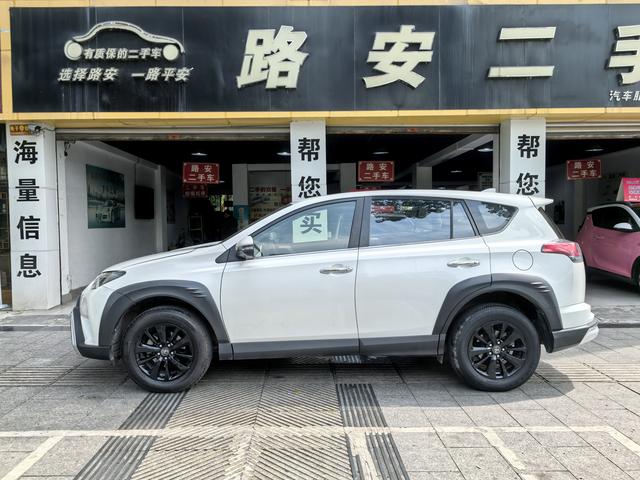 Toyota RAV4 - фото 4